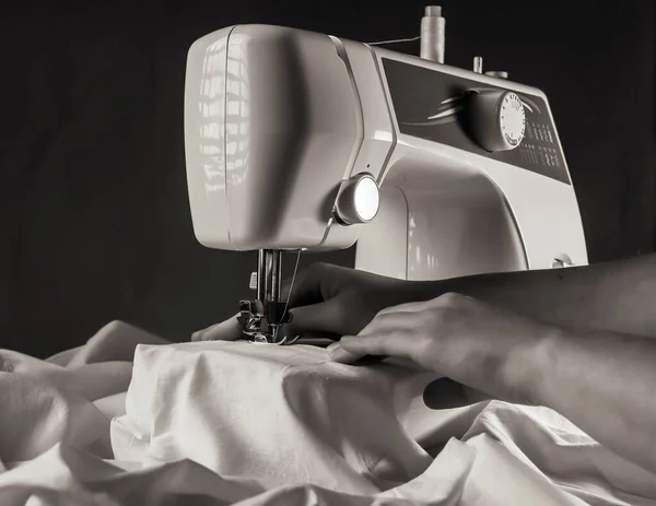 Tekstil ile çalışma sırasında dikiş makinesinde el. — Stok fotoğraf