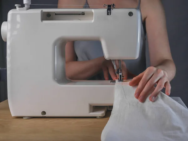 Dikiş makinesinde keten kumaşlı terzi elleri, organik doğal pamuk tekstiliyle çalışma süreci — Stok fotoğraf