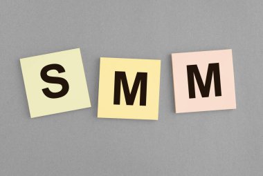 Gri arkaplandaki yapışkan notlarda SMM kısaltması