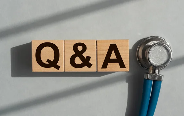 Q e A sigla em cubos. QnA Médico. Perguntas e respostas — Fotografia de Stock