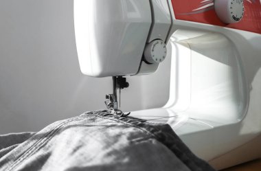 Dikiş makinesinin üzerindeki Denim bezi kapat. Küçük işletme kavramı