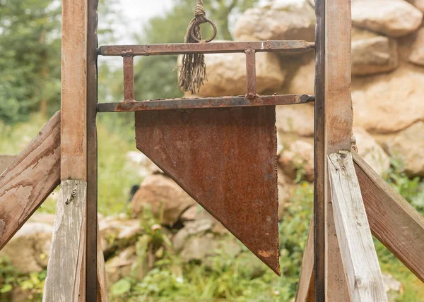 Guillotine, mittelalterliche Enthauptungsgeräte zur Bestrafung, Klinge in Großaufnahme — Stockfoto