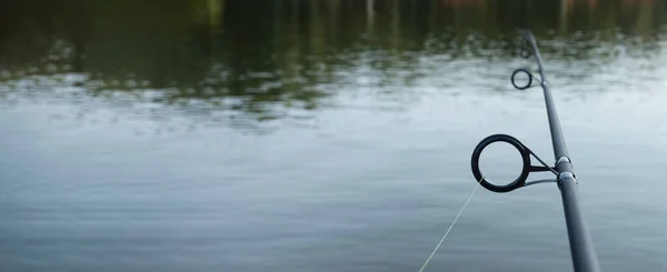 Angelrute über Süßwasser mit Kopierraum. Banner — Stockfoto