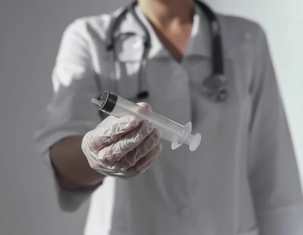 Σύριγγα σε γιατρούς ή χέρια νοσοκόμου, που δίνει προς την κάμερα — Φωτογραφία Αρχείου