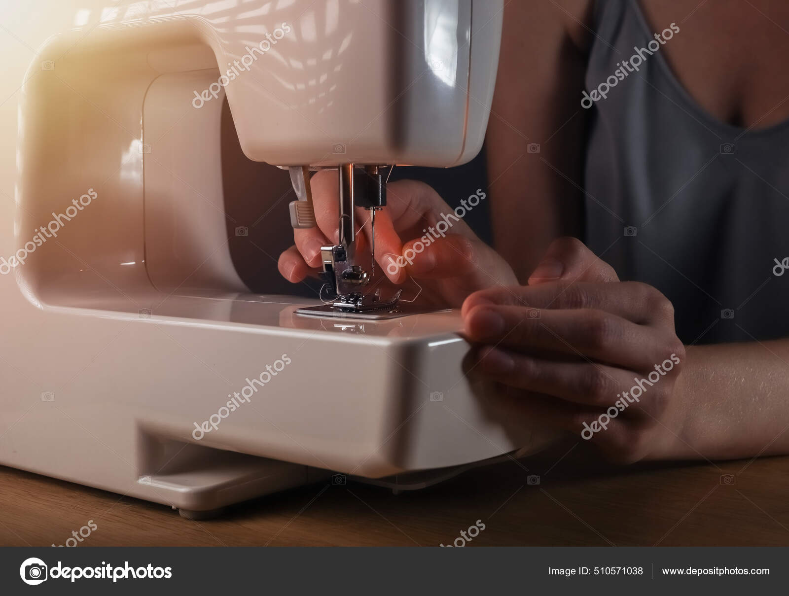 Hands inserting thread through needle hole in sewing machine, details Stock Photo by ©val