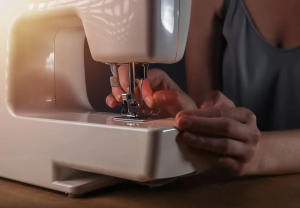 Steek draad door het naaldgat in de naaimachine, details — Stockfoto