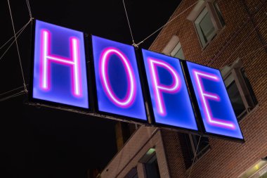 Londra, İngiltere - 1 Kasım 2020: COVID-19 salgını nedeniyle Londralılara güç vermek için 