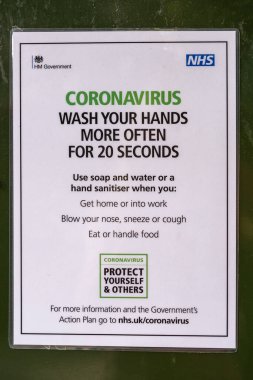 Londra, İngiltere - 14 Eylül 2020: Coronavirüs salgını nedeniyle ziyaretçilere ellerini 20 saniyeliğine yıkamalarını hatırlatan bir tabela