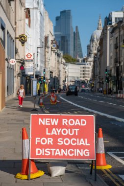 Londra, İngiltere - 13 Eylül 2020: Kırmızı yol çalışması tabelası arka planda St Pauls ile sosyal mesafeler için yeni yol düzeni diyor