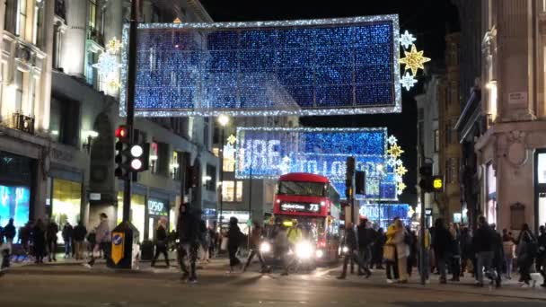 London Großbritannien November 2020 Oxford Circus Weihnachtsbeleuchtung Mit Rollenden Botschaften — Stockvideo