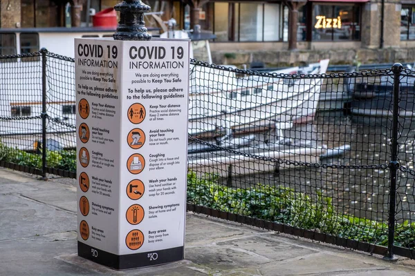 London Großbritannien November 2020 Ein Schild Mit Covid Informationen Erinnert — Stockfoto