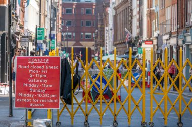 Londra, İngiltere - 30 Mayıs 2021: COVID-19 nedeniyle yol kapalı diyen bir tabela Soho, Londra 'da bir sokakta sosyal mesafeyi güvence altına almak için