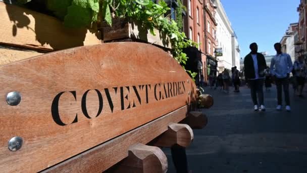 Лондон Великобритания Июля 2021 Года Табличка Covent Garden Людьми Стоящими — стоковое видео