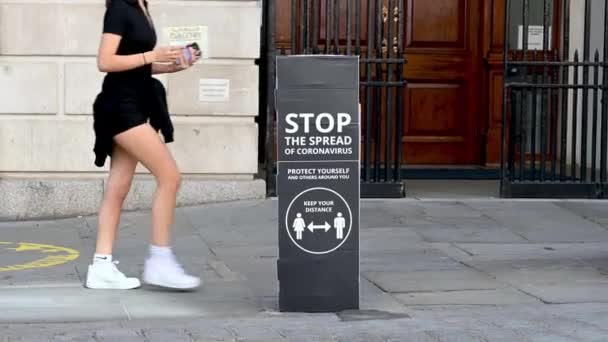 London Juli 2021 Ein Covid Schild Das Die Menschen Sozialer — Stockvideo
