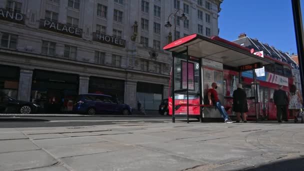 Londýn Velká Británie Července 2021 Autobusová Zastávka Ulici Londýně Red — Stock video