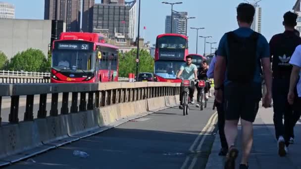 Λονδίνο Ηνωμένο Βασίλειο Ιουλίου 2021 Άτομα Που Οδηγούν Ποδήλατα Santander — Αρχείο Βίντεο
