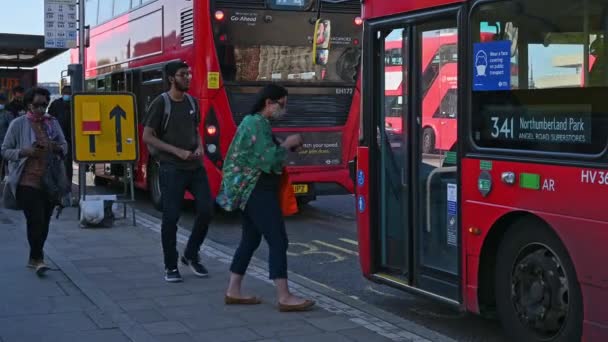 London July 2021 Red London Double Decker Bus Pulls Bus — Stock Video