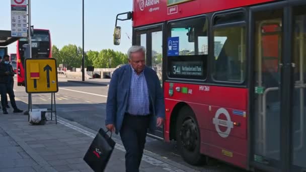London July 2021 Red London Double Decker Bus Pulls Away — Stock Video