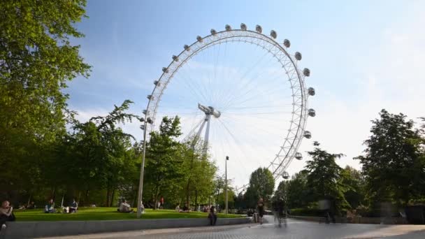 London July 2021 Timelapse People Walking London Eye Jubilee Gardens — Stock Video