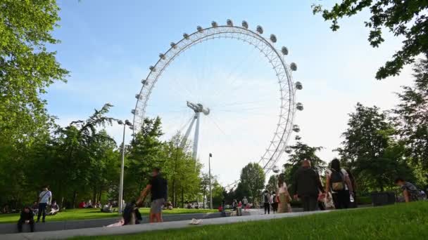 ロンドン 2021年7月1日 夏の夜にロンドン アイの前にあるジュビリー ガーデンズを歩く人々 — ストック動画
