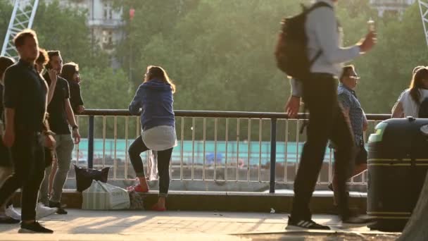 London July 2021 People Stood Chatting Leaning Railings South Bank — Stock Video