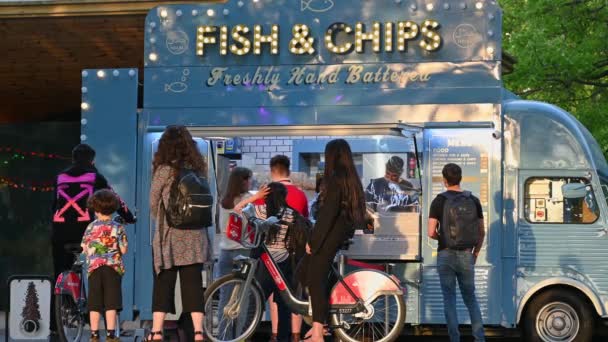 Londra Regno Unito Luglio 2021 Persone Coda Fish Chip Van — Video Stock