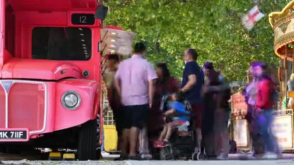 2021年7月1日 伦敦南岸一辆亮粉色冷冻酸奶面包车前排队等候的人群 — 图库视频影像
