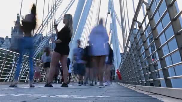 London July 2021 Timelapse People Walking Golden Juibilee Bridge River — Stock Video