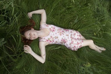 Çimenlerin üzerinde rahatlatıcı bir kızdır
