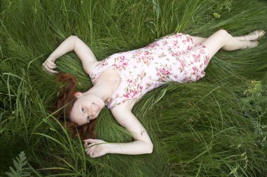 Çimenlerin üzerinde rahatlatıcı bir kızdır