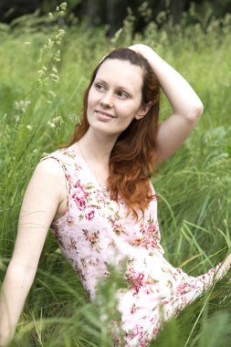 mujer joven en la hierba