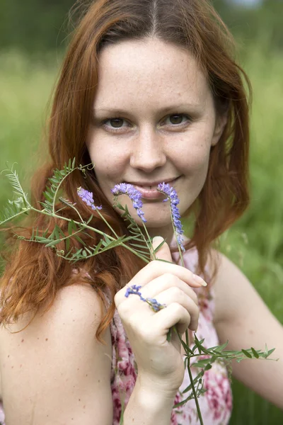 Portret femeie tânără pe iarbă — Fotografie, imagine de stoc