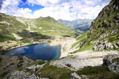 Dağ gölü Kafkasya'da (Arhiz, Rusya Federasyonu)