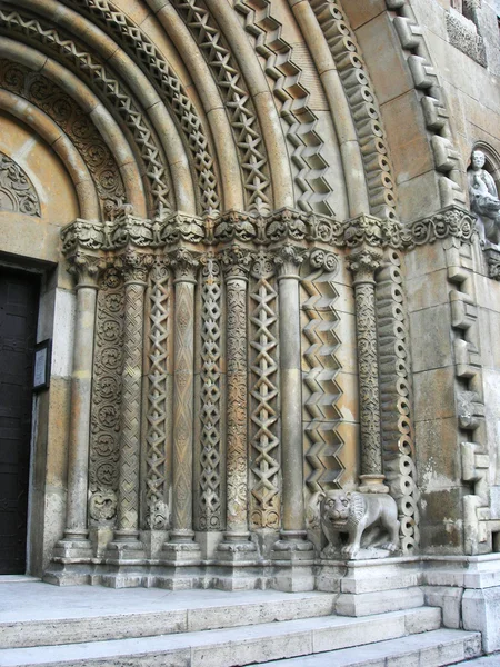 Detail der gotischen Architektur in einer Kirche in Budapest, Ungarn — Stockfoto