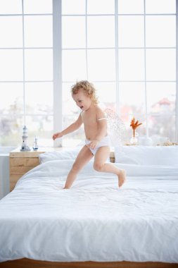    Aşk tanrısı koşuyor odanın üzerinden zıplıyor tatlı bebek uçuyor