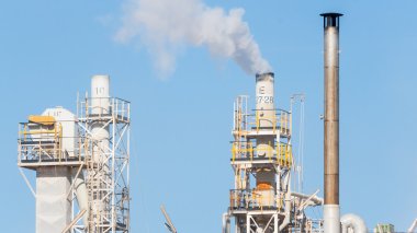 Beyaz duman mavi gökyüzünde