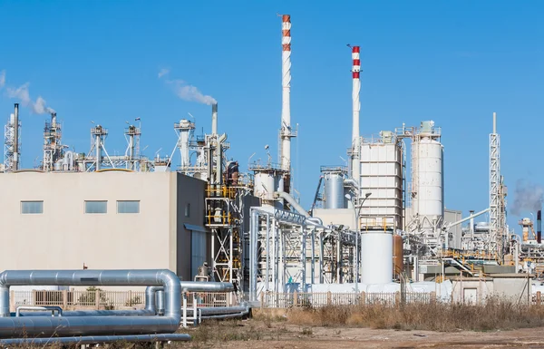 Beyaz duman mavi gökyüzünde