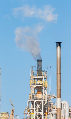 Beyaz duman mavi gökyüzünde