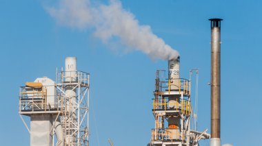 Beyaz duman mavi gökyüzünde