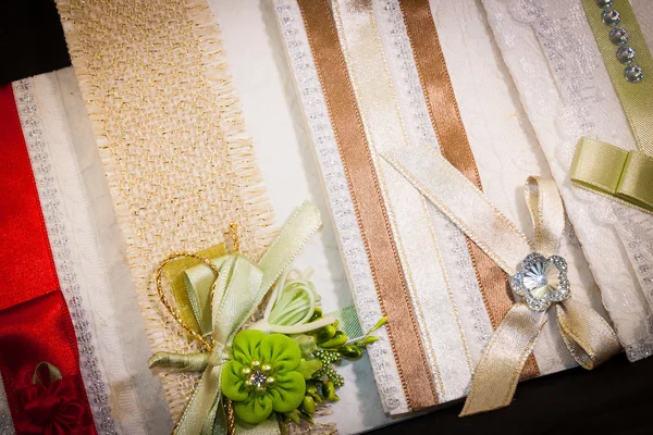 Renkli düğün davetiyesi