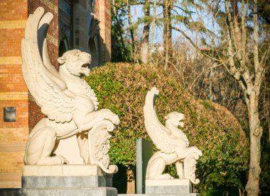 Kanatlı kaplanlar heykeli