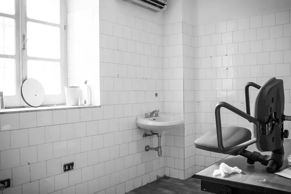 Poliklinische verlaten in een oude psychiatrisch ziekenhuis — Stockfoto