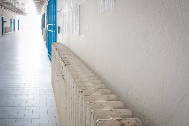 Eski bir hapishane radyatör