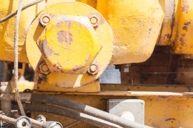 bir traktör büyük cıvata