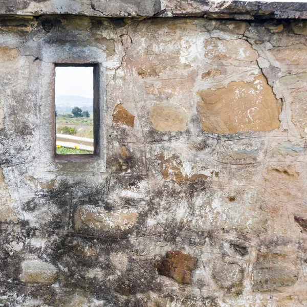 石墙小窗户 — 图库照片