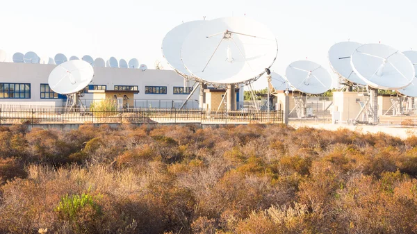 Telecomunicações por satélite — Fotografia de Stock