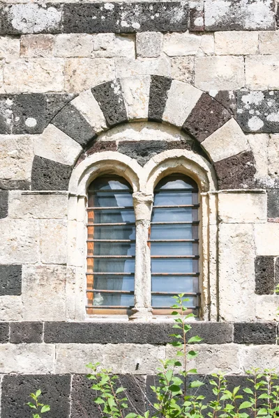 罗马式的窗口 — 图库照片