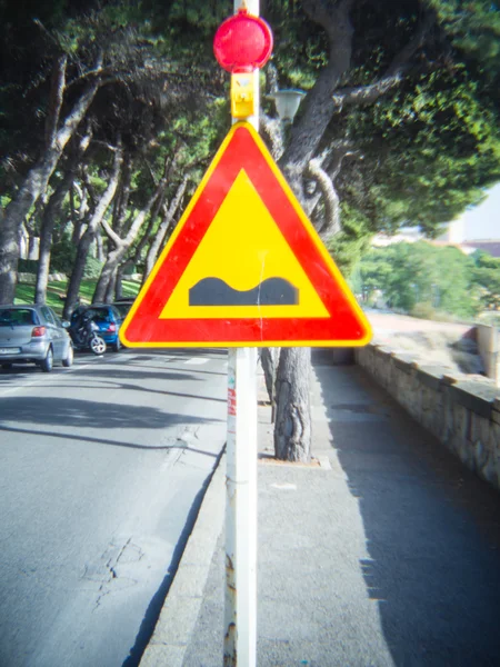 Attenzione - Strada difficile. segnaletica a binario stretto con lente holga — Foto Stock