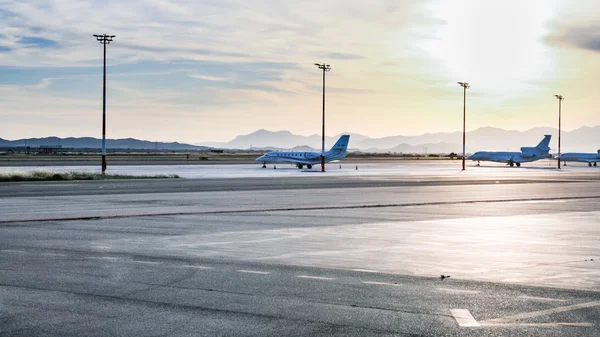 Ausreißer Flugzeug Sonnenuntergang — Stockfoto