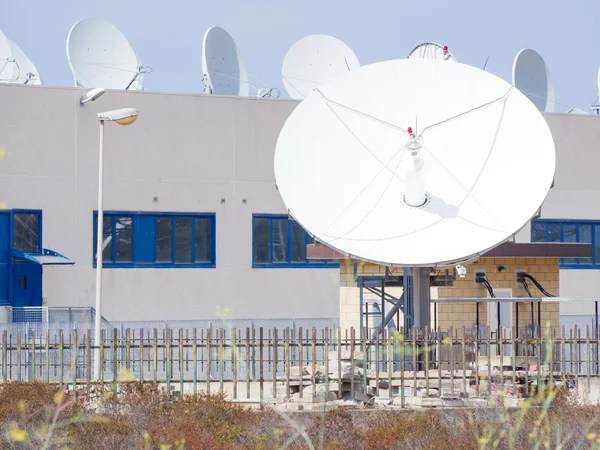 Telecomunicações por satélite — Fotografia de Stock